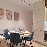 Daire Marbel - Designer Retreat With Free Parking *