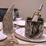 Daire Marbel - Designer Retreat With Free Parking