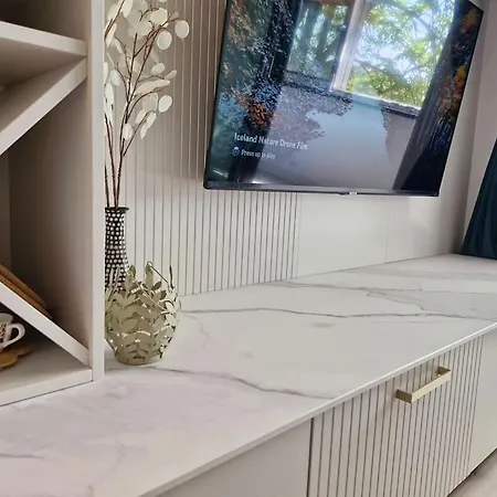 Marbel - Designer Retreat With Free Parking דירה
