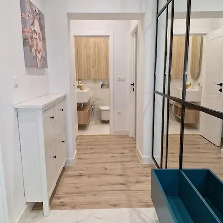 Apartment Marbel - An Exquisitely Designed Retreat In The Heart Of By The Sea Garden With Free Parking