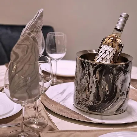 Apartment Marbel - Designer Retreat With Free Parking