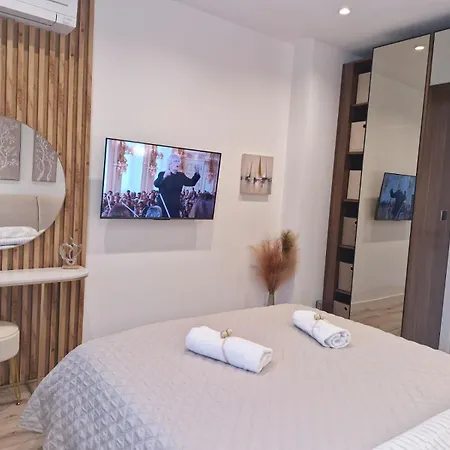 Apartment Marbel - Designer Retreat With Free Parking