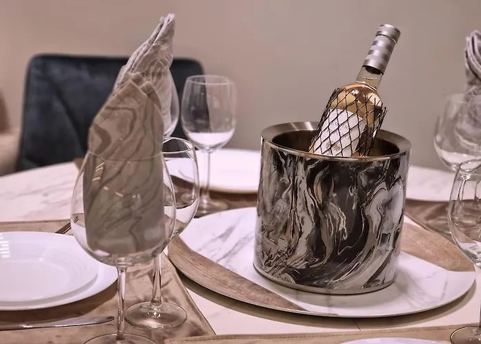 Apartamento Marbel - Designer Retreat With Free Parking