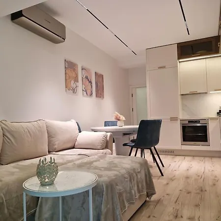 Marbél - Designer Retreat With Free Parking *