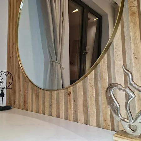 Marbél - Designer Retreat With Free Parking *