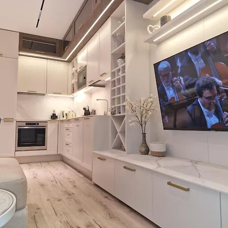 Marbél - Designer Retreat With Free Parking *